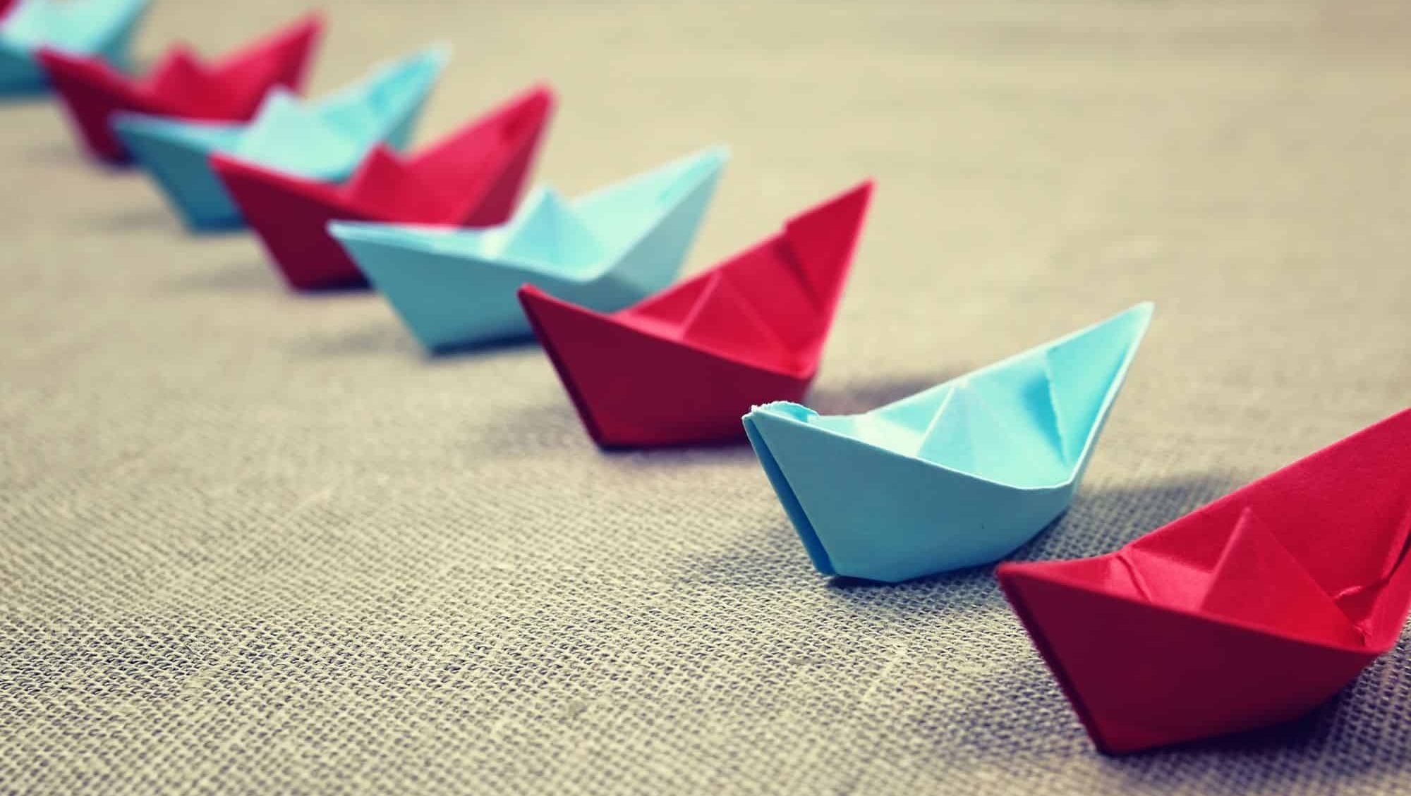 Røde og blåe Origami på et gulv